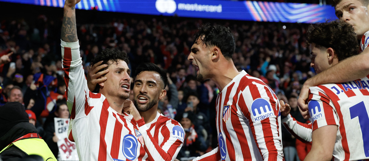 Giménez celebra el gol de la victoria en el Atlético de Madrid - Inter
