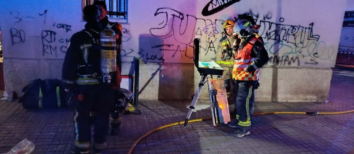 1 herido crítico y otro grave tras un incendio en un domicilio de Badalona (Barcelona)

REMITIDA / HANDOUT por BOMBERS DE LA GENERALITAT
Fotografía remitida a medios de comunicación exclusivamente para ilustrar la noticia a la que hace referencia la imagen, y citando la procedencia de la imagen en la firma
27/11/2025