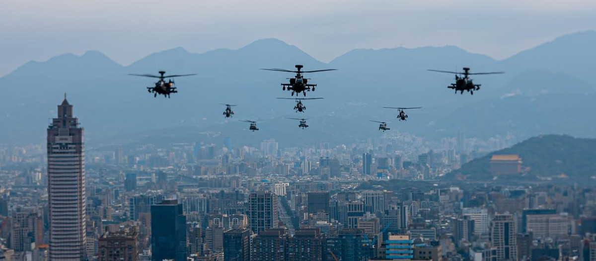 Helicópteros del Ejército de Taiwán sobrevuelan Taipéi