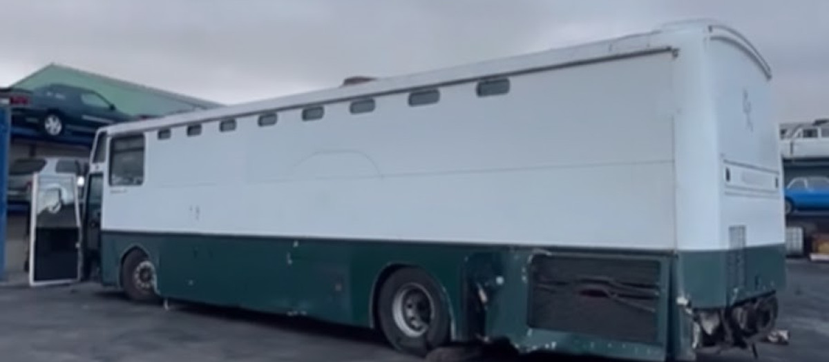 Imagen de uno de los autobuses destinado al traslado de presos, el interior impresiona