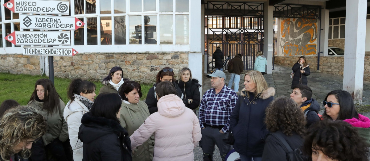 Trabajadores de  Sargadelos tras conocerse que la empresa ha presentado un ERTE de 15 días que afecta a 86 trabajadores, a 28 de noviembre de 2025, en Cervo, Lugo, Galicia (España). El dueño de Sargadelos, Segismundo García, ha vuelto a ordenar que pare la producción en la histórica planta de cerámica de Cervo (Lugo), tras una nueva inspección de Trabajo a las instalaciones.

Carlos Castro / Europa Press
28/11/2025