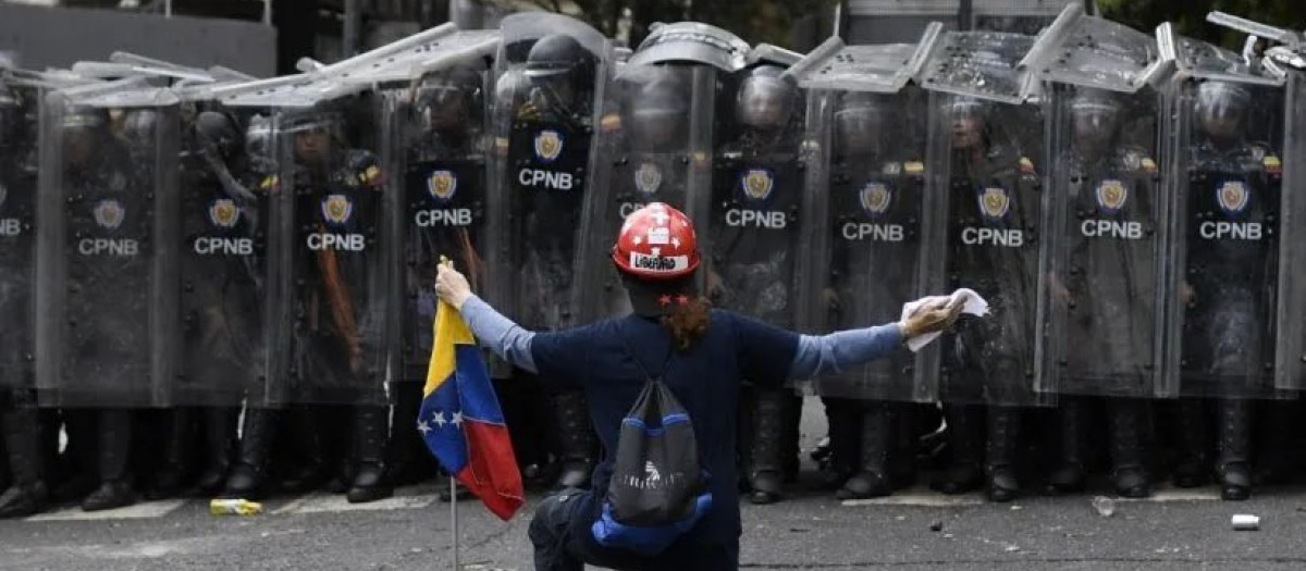 Una persona protesta en Caracas contra la dictadura de Nicolás Maduro