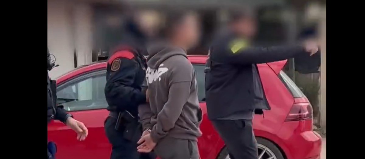 Uno de los detenidos por parte de los Mossos