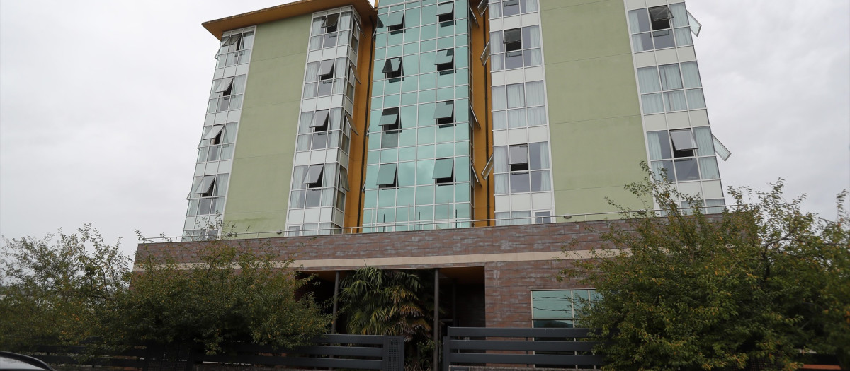 Fachada del edificio que albergará el centro de la Xunta para menores migrantes, a 20 de septiembre de 2025, en Monforte de Lemos, Lugo, Galicia (España). La Policía Nacional investiga el ataque con dos cóctel molotov contra el edificio del municipio lucense de Monforte de Lemos que albergará el centro de la Xunta para acoger a menores migrantes. Los hechos se produjeron sobre las 03.00 horas de este sábado cuando saltó la alarma del bajo, en el que la explosión de esta bomba incendiaria de fabricación casera causó numerosos daños materiales.

Carlos Castro / Europa Press
20/9/2025