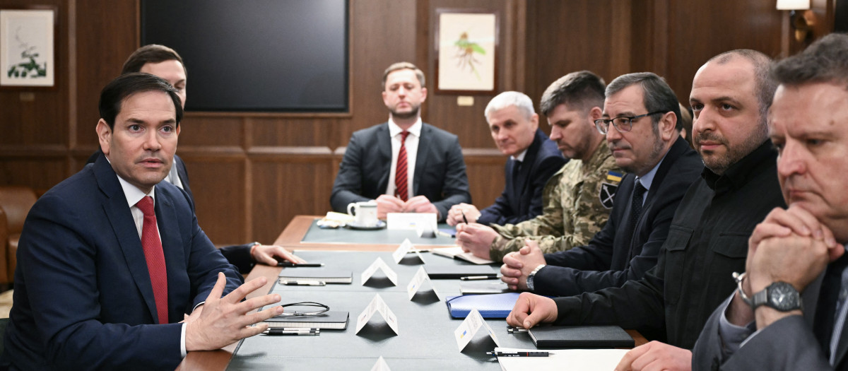 El secretario de Estado de EE. UU., Marco Rubio (izq.), habla durante una reunión con funcionarios ucranianos encabezada por el secretario del Consejo de Seguridad Nacional y Defensa de Ucrania, Rustem Umerov (segunda der.), en Hallandale Beach, Florida