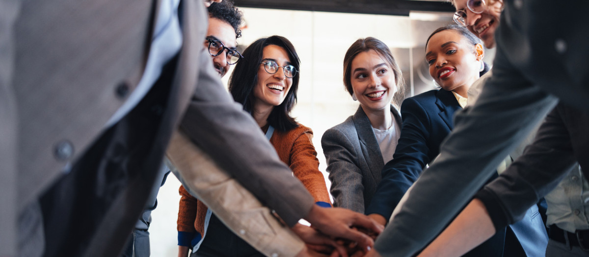 Un equipo de trabajo se reúne en una oficina