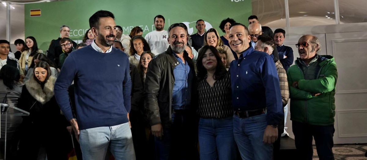 Santiago Abascal y el candidato de Vox en Extremadura, Óscar Fernández (1d), en un mitin en Navalmoral de la Mata