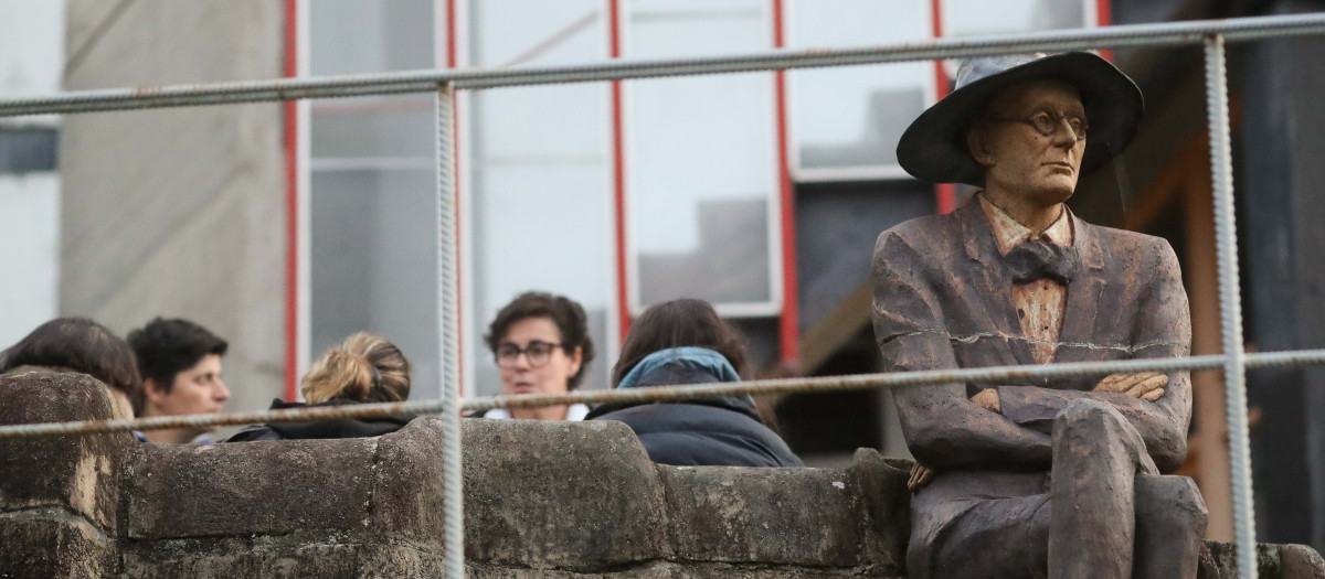 Sargadelos, Cervo, Lugo. Nuevo conflicto en la fábrica matriz del Grupo Sargadelos en A Mariña, Lugo. El propietario de la histórica fábrica de cerámica, Segismundo García, decretó en la jornada de ayer un nuevo cierre patronal tras la visita durante la mañana de inspectores de trabajo y riesgos laborales a la fábrica. Los y las trabajadoras se concentran desde las 6:45h de esta mañana a las puertas de la factoría sin poder acceder a su puesto de trabajo.