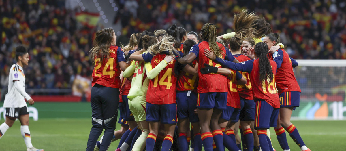 Las jugadoras de la selección española celebran en el centro del campo del Metropolitano su segunda Liga de Naciones