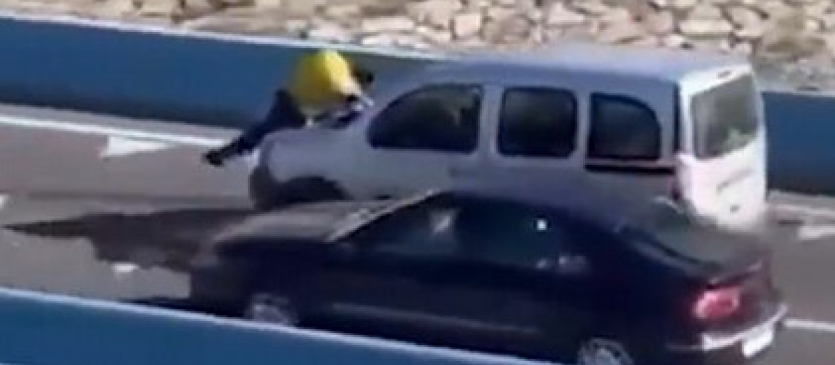 Las cámaras captaron al vehículo circulando con el repartidor sobre el capó