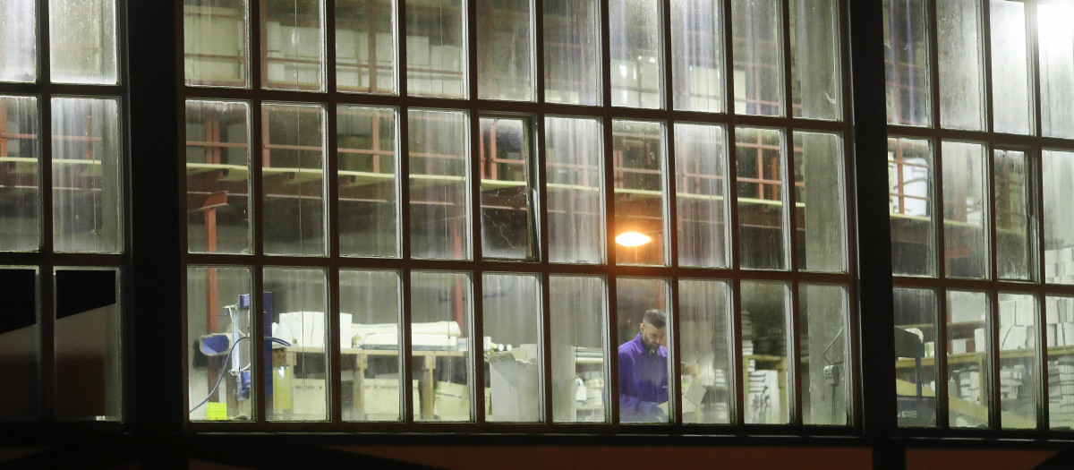 Sargadelos, Cervo, Lugo. Los trabajadores de la fábrica de cerámica Sargadelos, que el jueves pasado fueron enviados a sus casas por el propietario y anterior CEO de la compañía, Segismundo García, vuelven a ocupar sus puestos de trabajo tras rechazar la Xunta el ERTE presentado por la empresa y tras el ultimátum dado por el Presidente de la Xunta de Galicia, Alfonso Rueda.