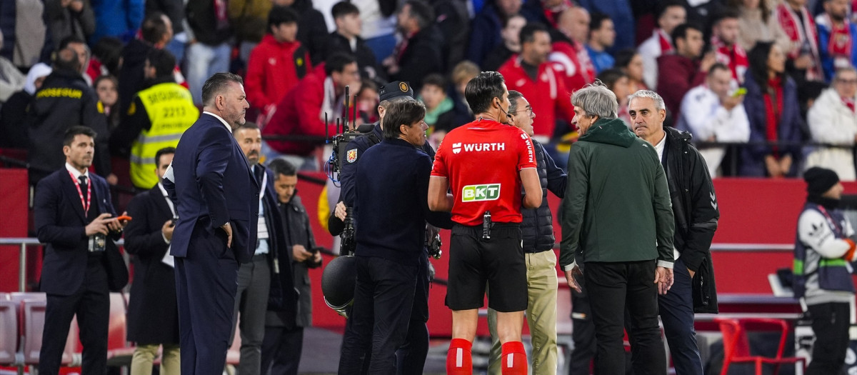 José Luis Munuera Montero deteniendo el Sevilla - Betis por lanzamiento de objetos
