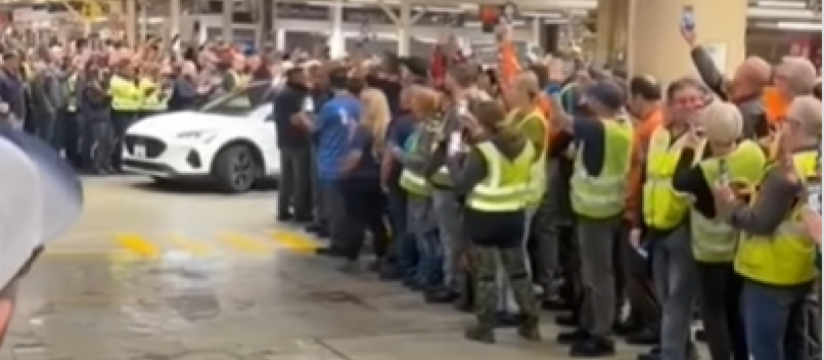 Imagen del vehículo pasando entre los trabajadores