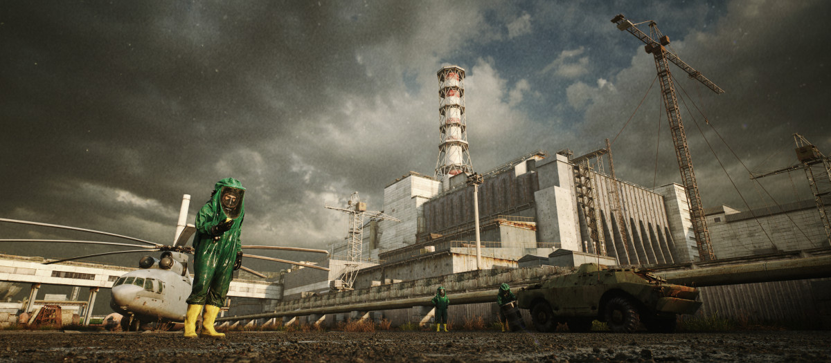 Científicos con trajes protectores inspeccionando la central nuclear de Chernóbil