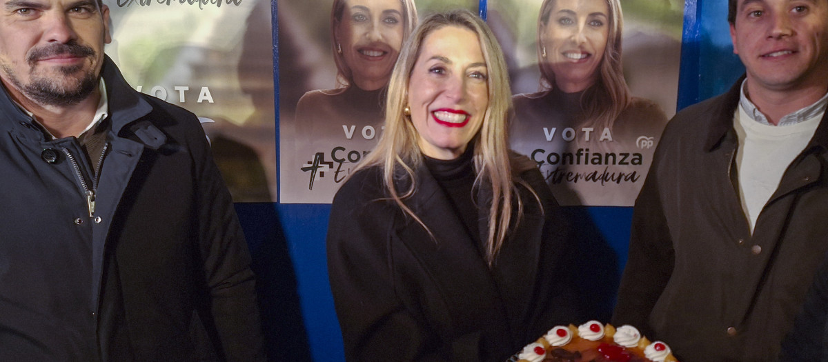 María Guardiola en la pegada de carteles del PP