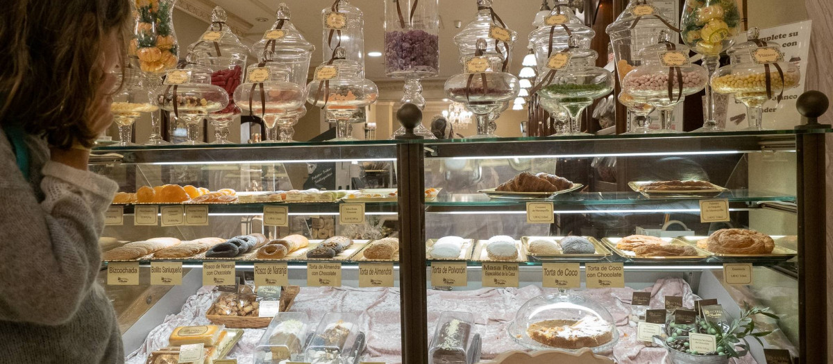 Mostrador de una de las tiendas de dulces de La Rondeña