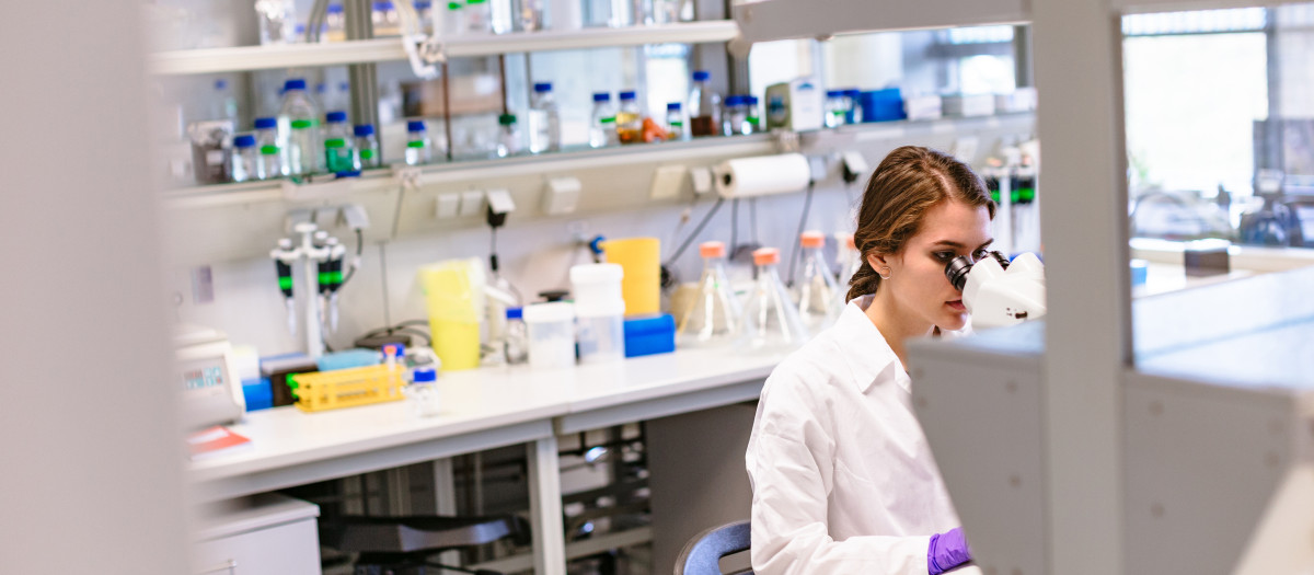 Mujer joven en un laboratorio