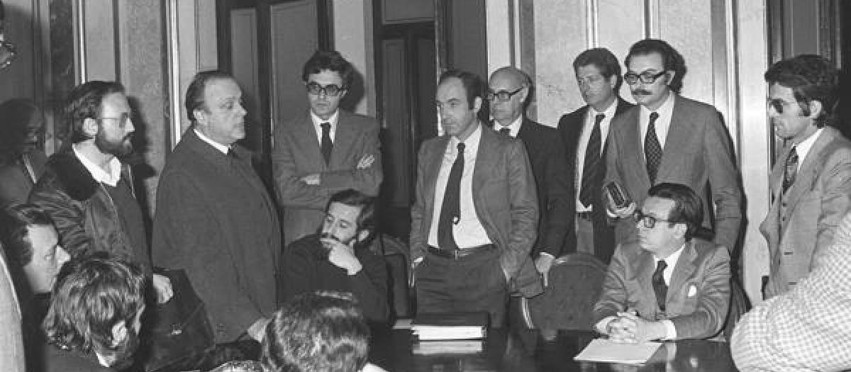 Los miembros de la ponencia constitucional se han reunido esta noche para dar cuenta del abandono de dicha ponencia por parte del representante del PSOE, Gregorio Peces Barba