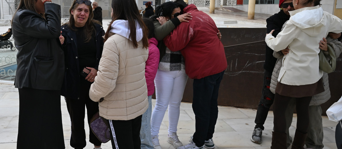 El abuelo materno de Lucas, con abrigo rojo, en el centro, lora junto a otros familiares y vecinos de esta localidad almeriense tras un minuto de silencio que se ha guardado en un acto institucional a las puertas del Ayuntamiento donde las banderas ondean a media asta con crespón negro, para expresar su repulsa por el crimen, y tras el cual ha responsabilizado a la pareja de la madre de lo ocurrido, tras la detención de ambos. EFE/Carlos Barba