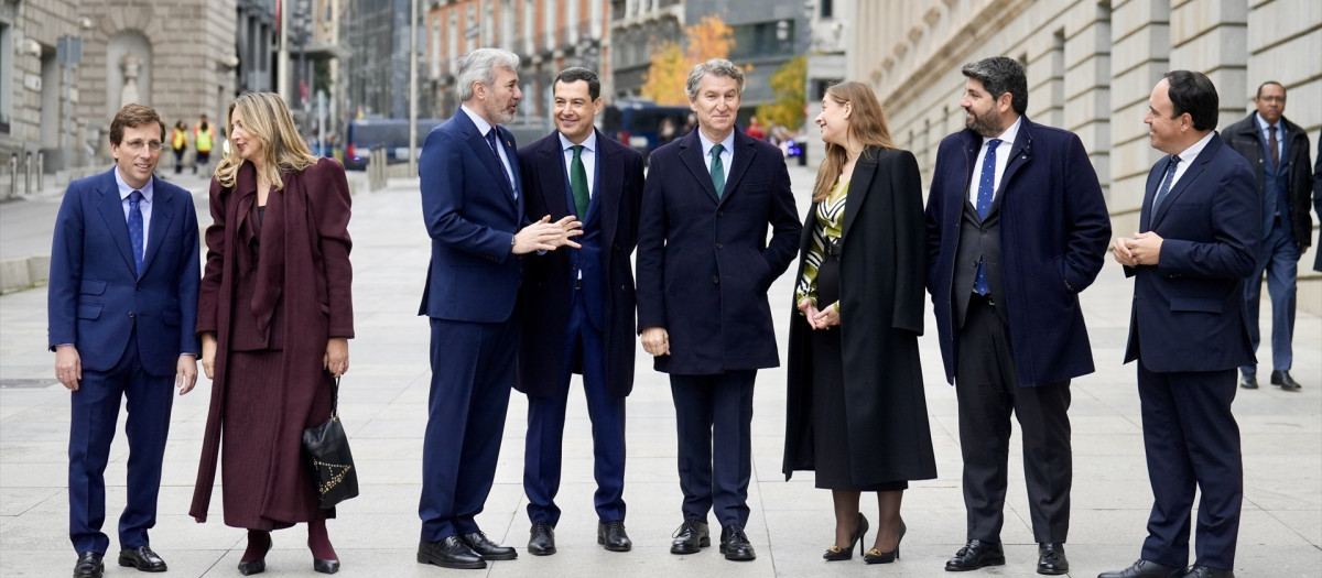 El líder del Partido Popular, Alberto Núñez Feijóo, conversa con los presidentes autonómicos de su formación durante el día de la Constitución