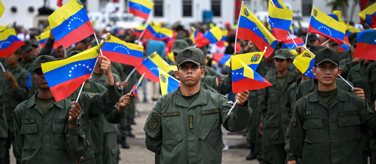 Miembros de la Fuerza Armada Nacional Bolivariana (FANB) ondean la bandera venezolana durante una ceremonia militar en Fuerte Tiuna, Caracas