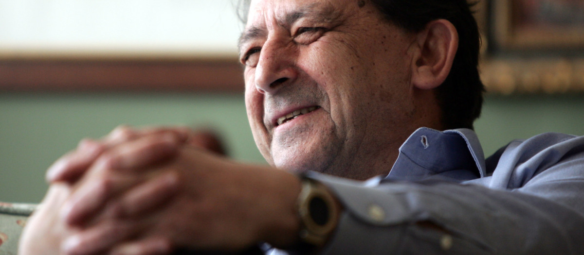 Alfonso Ussía, durante la entrevista de 2007, en su casa de Madrid