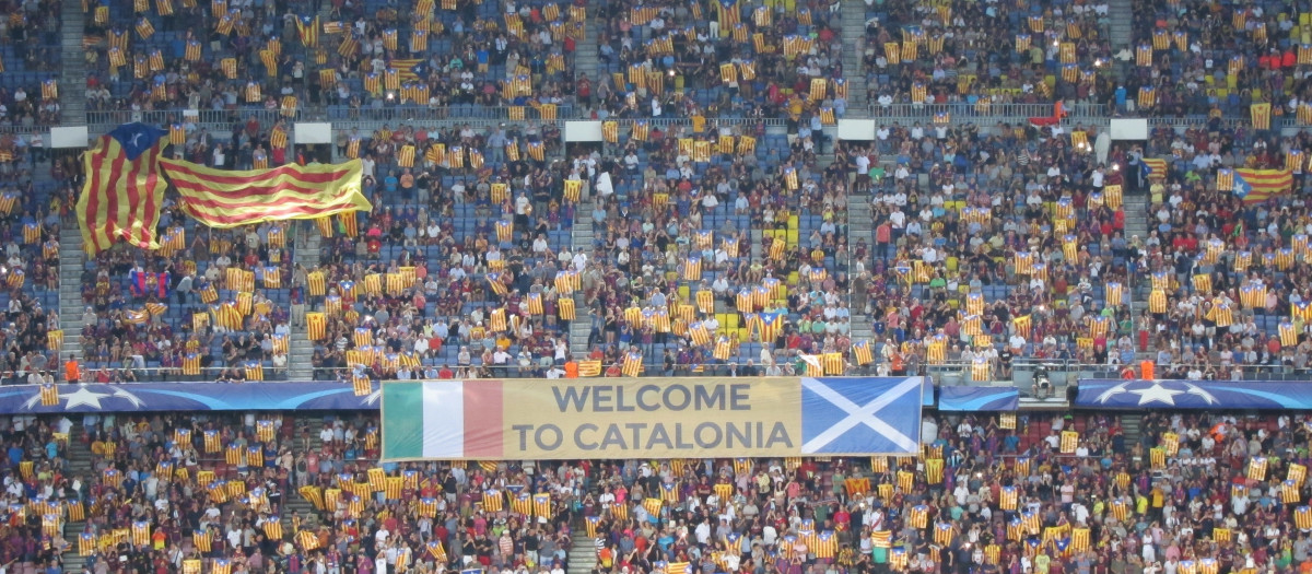 Imagen de archivo de banderas independentistas en el estadio del Barcelona
