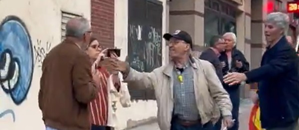 Un hombre increpa a al presidente del Consejo Comarcal del Bierzo y exalcalde de Ponferrada, el socialista Olegario Ramón