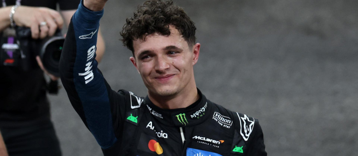 Lando Norris alza el puño para celebrar el Mundial de F1