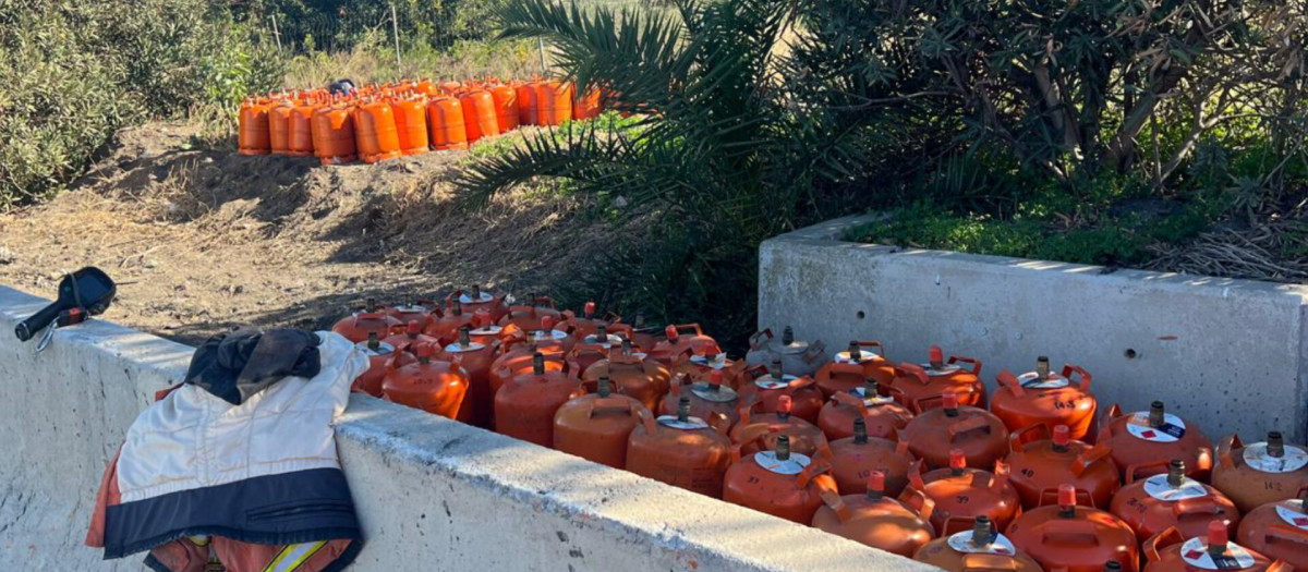 Parte de las bombonas caídas en el accidente en la A-7 a la altura de Godella (Valencia)