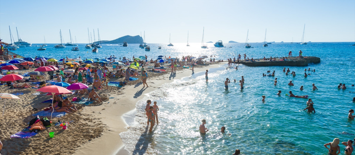 Bañistas en una playa de Ibiza