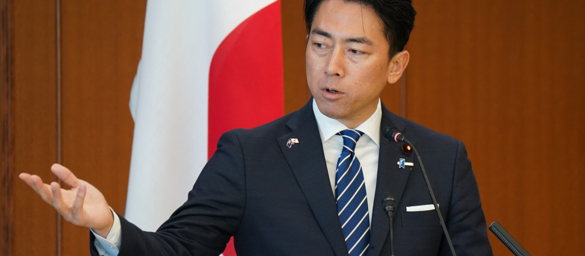 Imagen del ministro de Defensa Japonés en una rueda de prensa