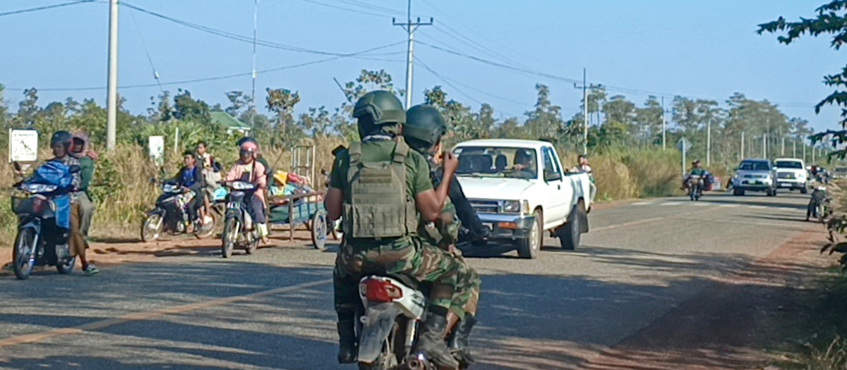 Soldados camboyanos viajan en su motocicleta en la frontera entre Camboya y Tailandia en la provincia de Preah Vihear