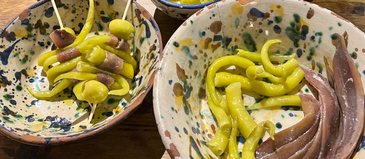 MADRID, 08/12/2025.-  Han pasado más de 80 años desde que Antxon Vallés ensartara en un palillo anchoa, piparras y aceitunas bajo el nombre de Gilda, inspirado en la película de Rita Hayworth porque, al igual que ella, es un pincho verde, salado y un poco picante. Hoy este pincho trasciende las barras de bar como icono millennial. La transformación cultural de la gilda tiene un punto generacional y otro simbólico. Nacida en la posguerra como un bocado sencillo, se convierte en un emblema emocional que une tradición y modernidad, con un ascenso que encuentra reflejo en redes sociales, en el lenguaje visual de los tatuajes y en la joyería artística. EFE/Almudena González