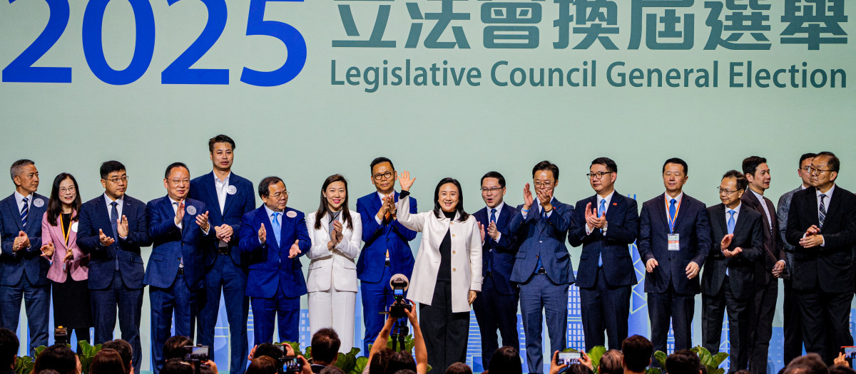 Candidatos del Comité Electoral celebran en el escenario tras ganar las elecciones generales del Consejo Legislativo en Hong Kong, China
