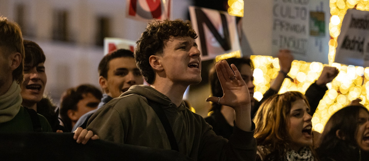 (Foto de ARCHIVO)
Decenas de personas durante la manifestación universitaria por la educación pública, a 27 de noviembre de 2025, en Madrid (España)