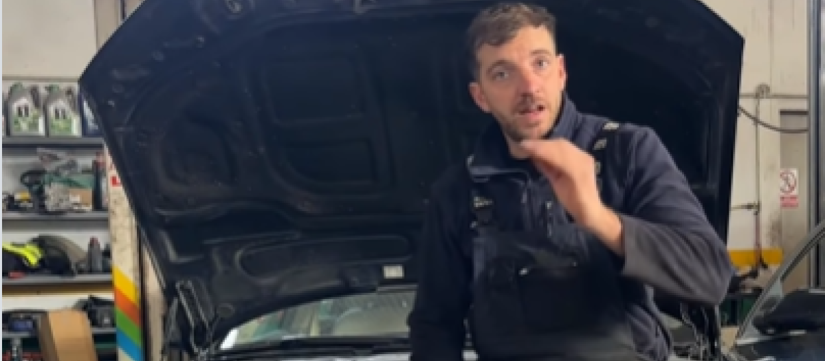 El mecánico junto a la joya que tiene en su garaje