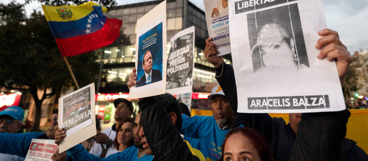 Ciudadanos venezolanos asisten a una vigilia con velas contra el presidente de Venezuela, Nicolás Maduro, y en apoyo al presidente de Estados Unidos, Donald Trump, en el Parque Lourdes en Bogotá