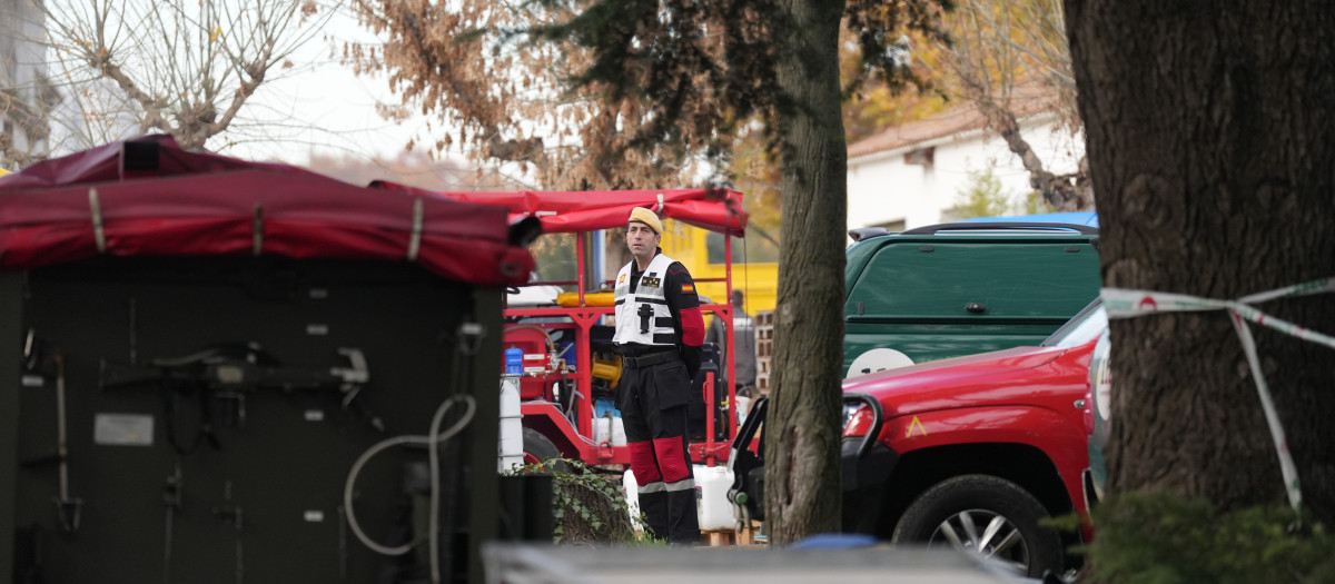 Efectivos de la UME desinfectan vehiculos por el brote de peste porcina africana en Cataluña