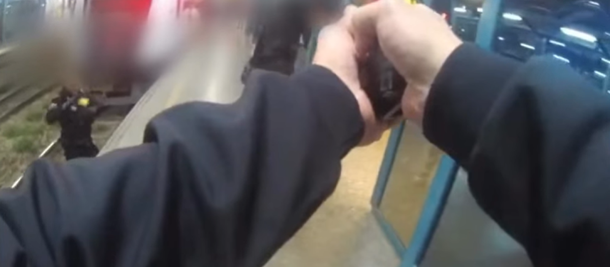 Momento en el que los agentes apuntan con la pistola táser al sospechoso