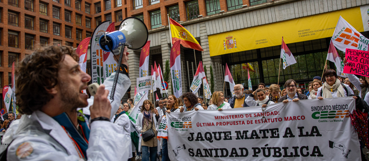 Manifestación de médicos convocada en Madrid en noviembre para protestar por la propuesta de reforma del estatuto marco que regula las condiciones laborales del personal del Sistema Nacional de Salud