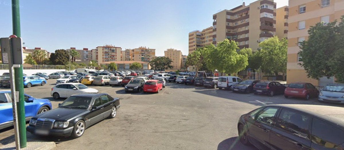 Solar expropiado que se usa como aparcamiento y uso de un mercadillo