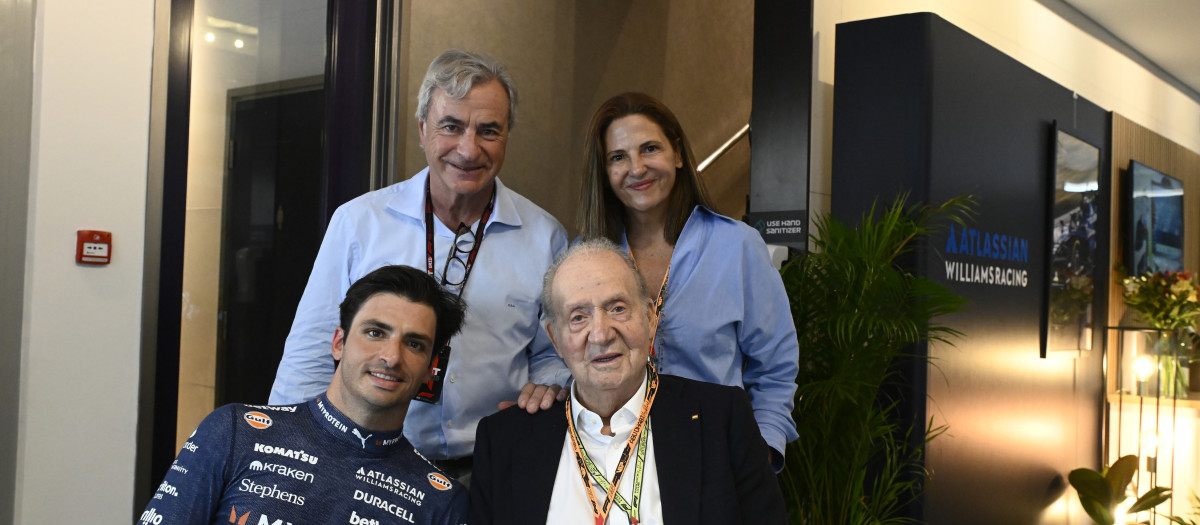 ABU DHABI, 06/12/2025.-El rey emérito Juan Carlos I, junto al piloto español Carlos Sainz y su mujer Reyes Vázquez, y piloto español de F1 Carlos Sainz Jr., este sábado en el Gran Premio de Fórmula Uno de Abu Dabi, Emiratos Árabes Unidos, este sábado. EFE/ Rubio RV Racing Press ***SOLO USO EDITORIAL/SOLO DISPONIBLE PARA ILUSTRAR LA NOTICIA QUE ACOMPAÑA (CRÉDITO OBLIGATORIO)***