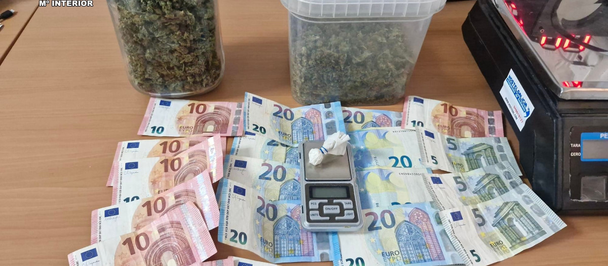 Imagen de los efectos intervenidos por la Guardia Civil