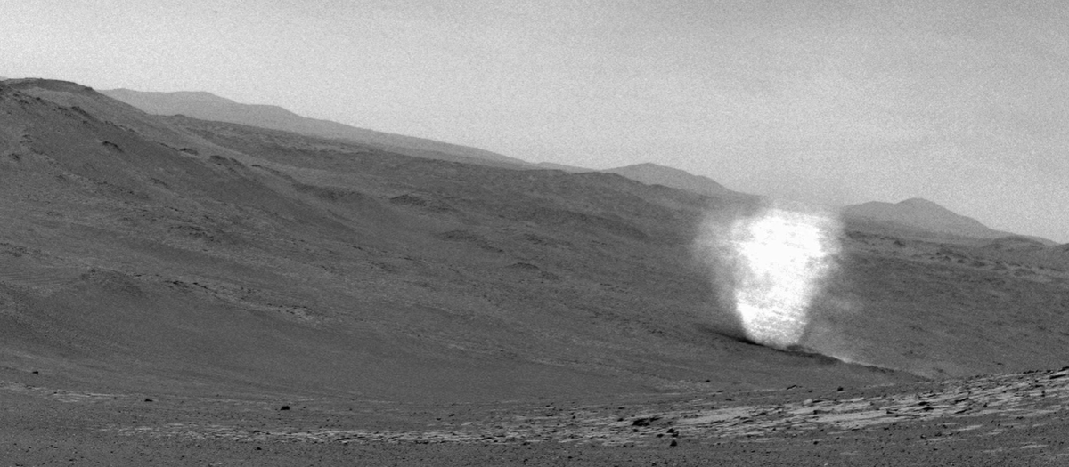 Remolino de polvo marciano cerca del borde del cráter Jezero