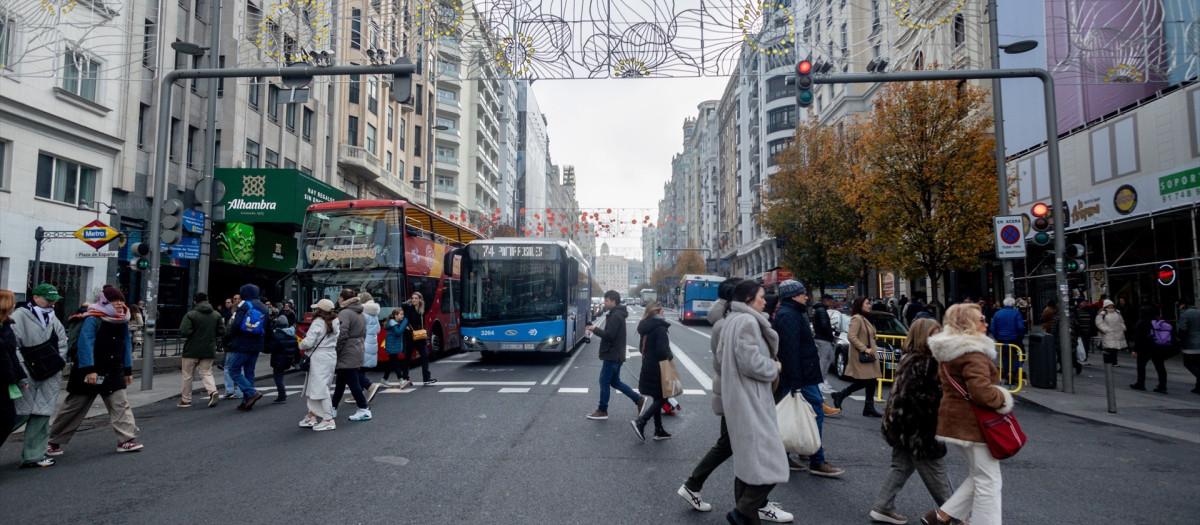(Foto de ARCHIVO)
Varias personas en Gran Vía, a 14 de diciembre de 2024, en Madrid (España)
