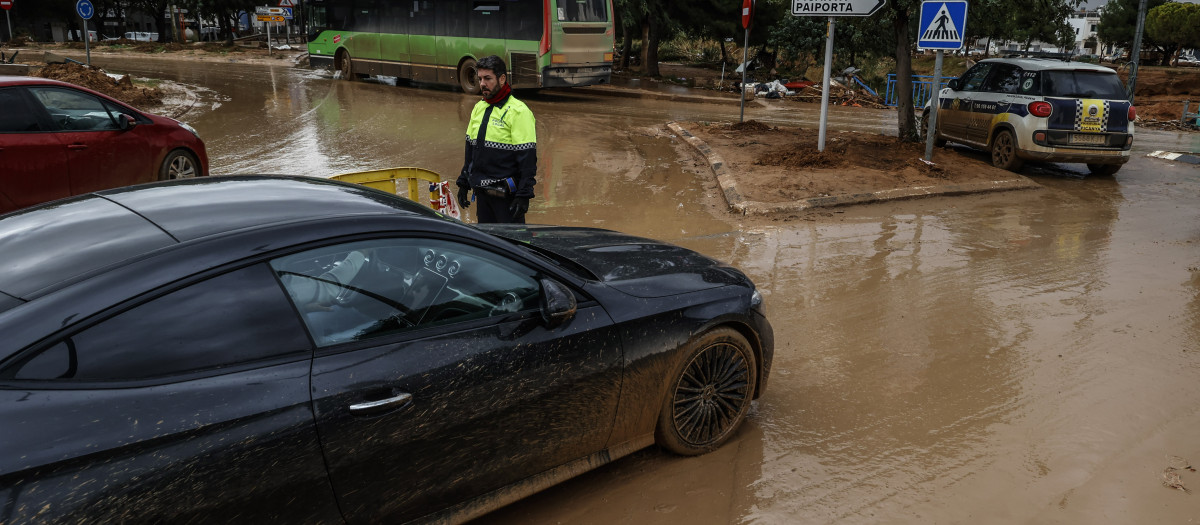 Imagen de algunos coches afectados por la dana en la localidad de Paiporta