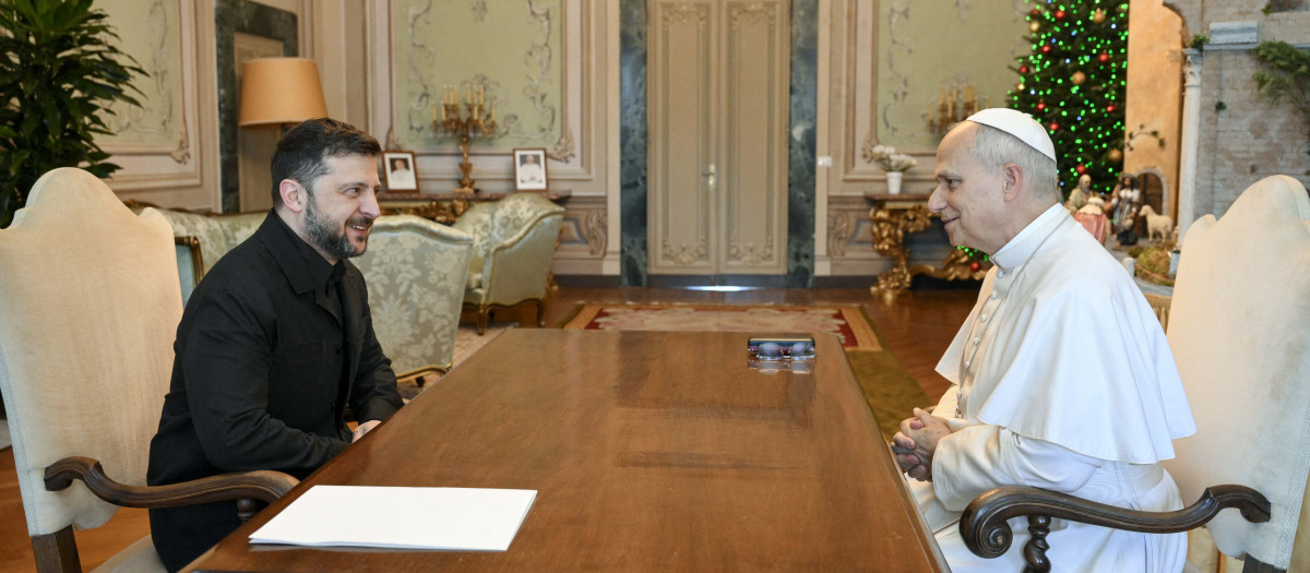 León XIV durante una reunión con el presidente de Ucrania