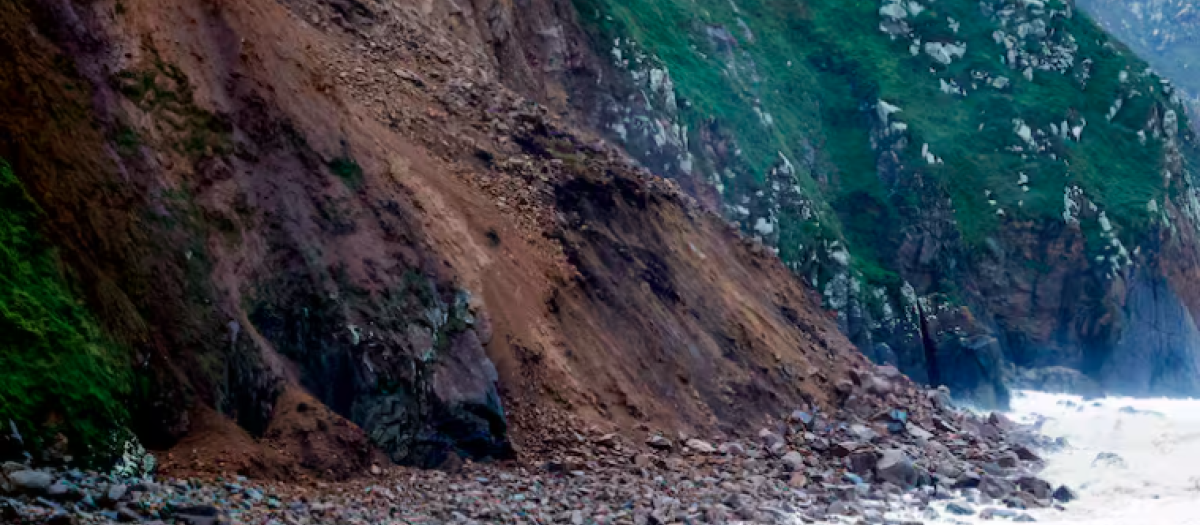 Imagen del desprendimiento en los acantilados próximos a la playa de Campelo, Valdoviño (La Coruña)