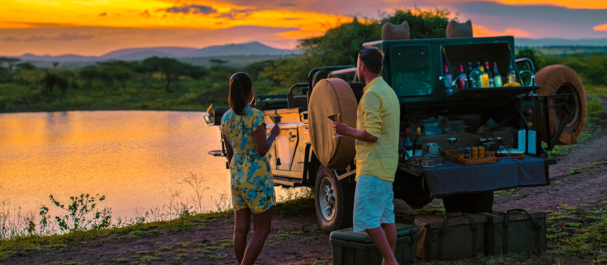 Romántica puesta de sol durante un safari de lujo en África
